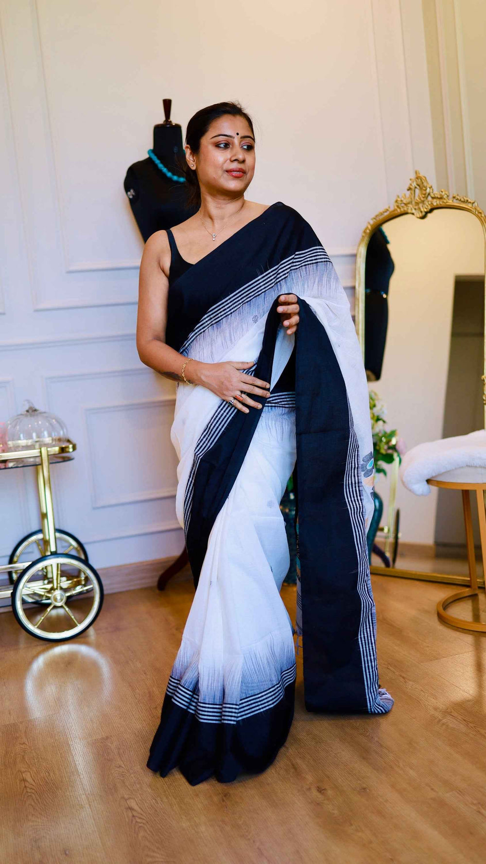 Midnight Bloom: Hand-Woven Charcoal Grey Pure Bengal Khadi Jamdani