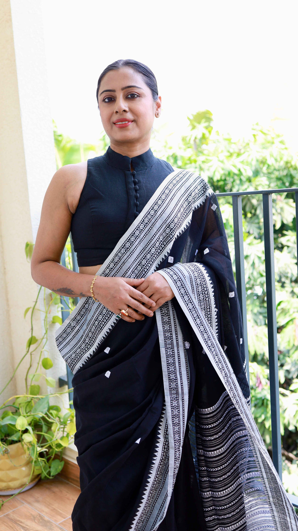 Black Handloom Cotton Saree with Intricate White Thread Work | TITAFU