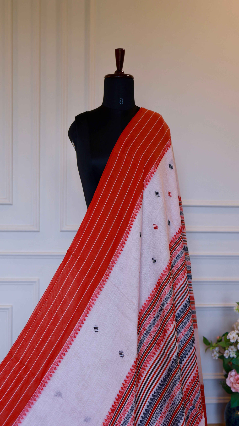Elegant Pinkish White and Red Handloom Cotton Saree with Intricate Thread Work