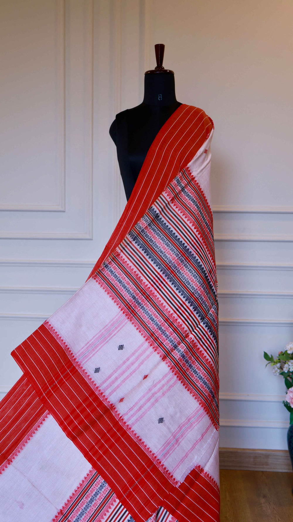 Elegant Pinkish White and Red Handloom Cotton Saree with Intricate Thread Work