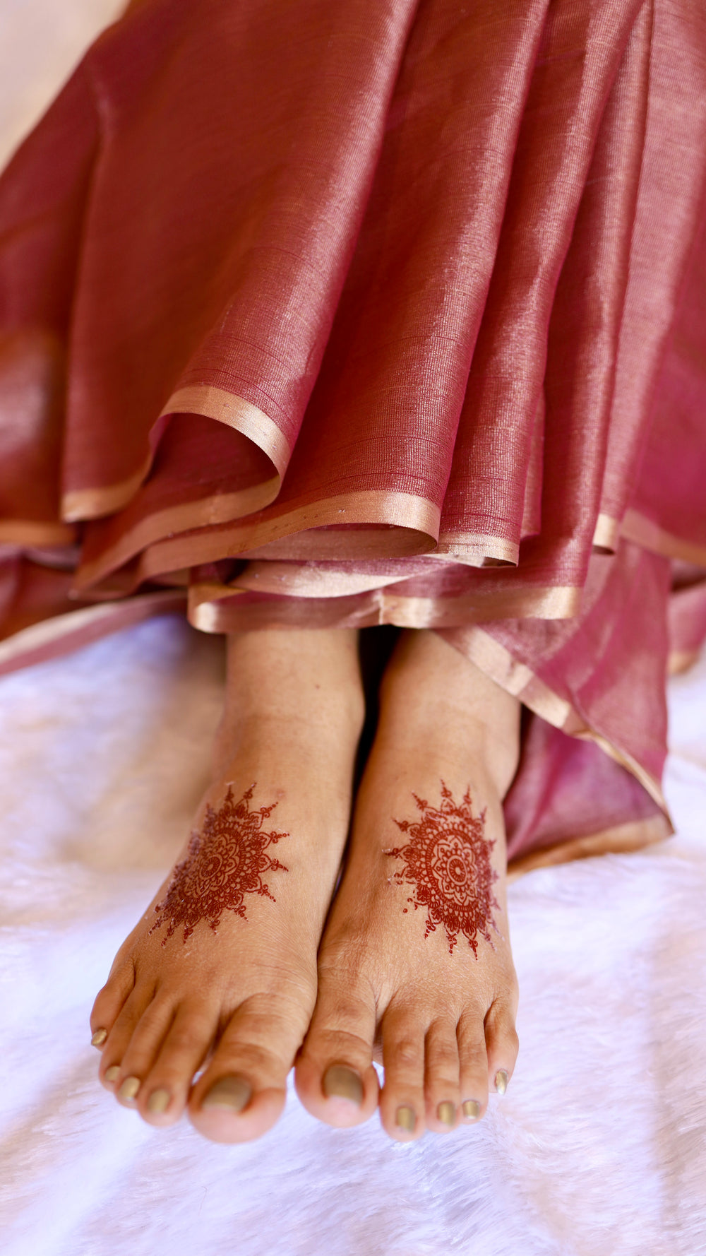 Mid-shot showcasing the handwoven silver zari leaf motifs on the pallu of the Rosewood Mauve Banarasi Saree.