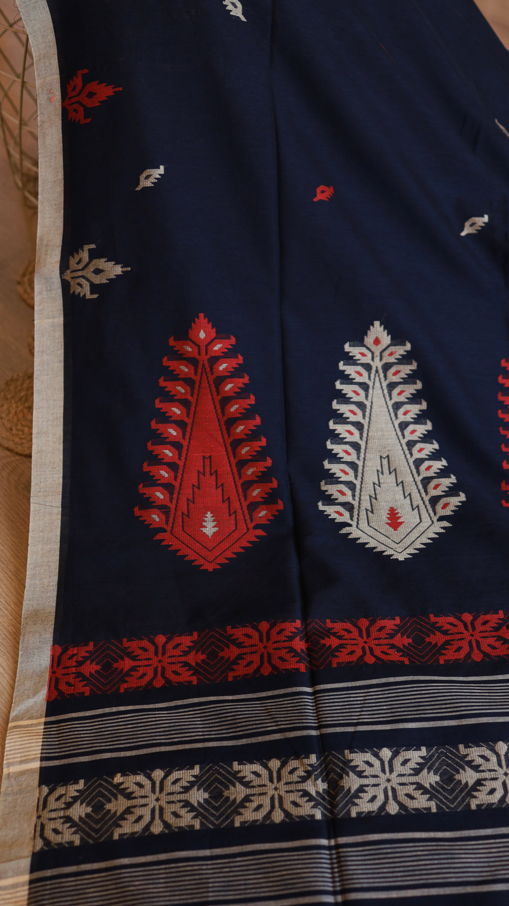 Side border view highlighting the contrasting woven bands and natural selvedge line of the black khadi cotton saree.