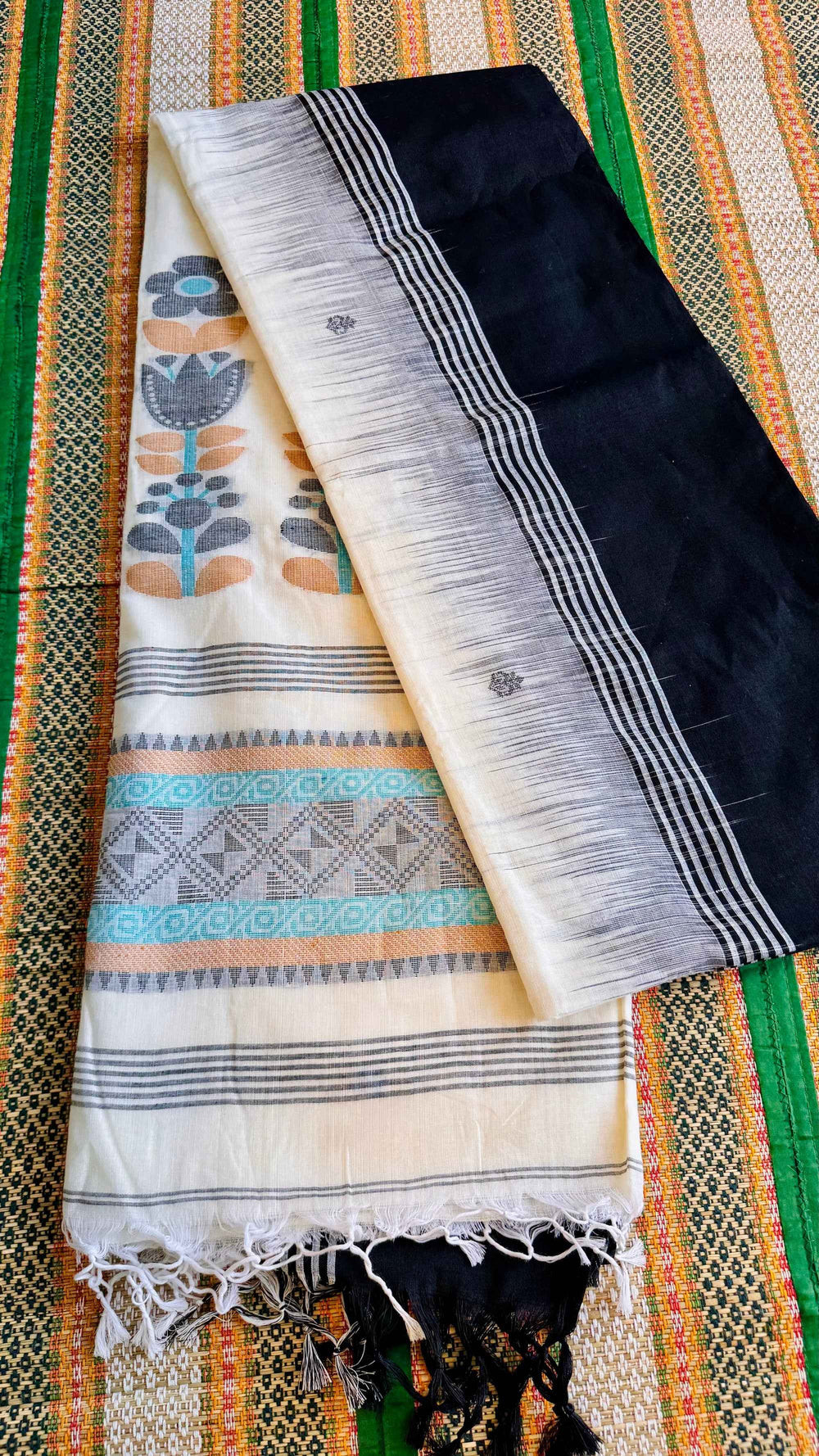 Midnight Bloom: Hand-Woven Charcoal Grey Pure Bengal Khadi Jamdani