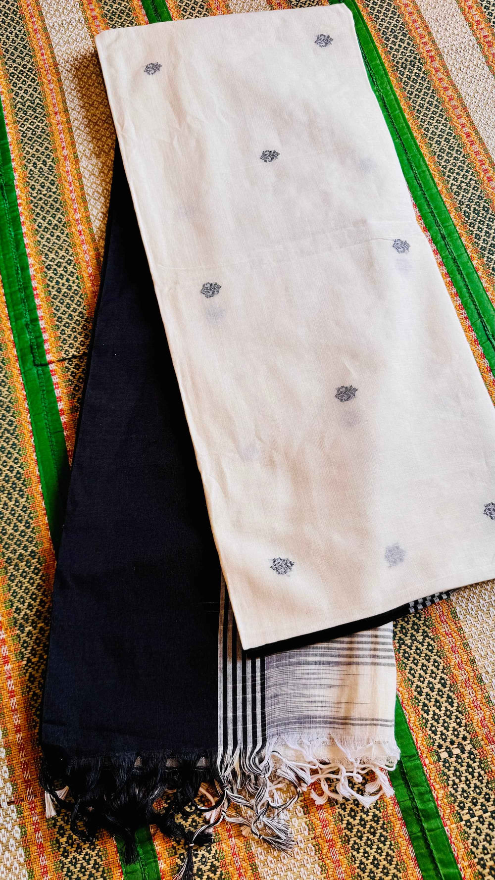 Midnight Bloom: Hand-Woven Charcoal Grey Pure Bengal Khadi Jamdani